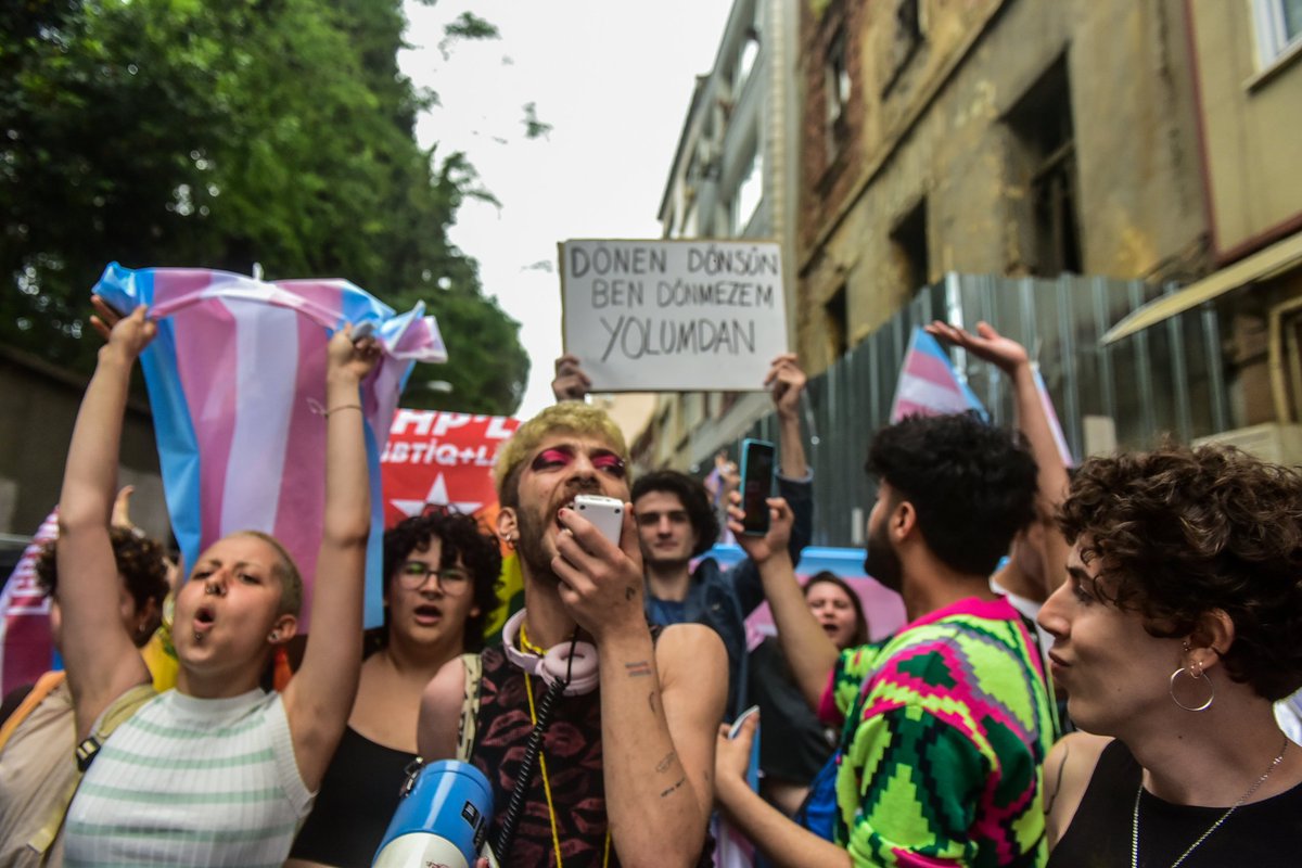 zeynokuray's tweet photo. #Pride2023
#TransOnurYürüyüşü
#DönmeyizBuradayız https://t.co/hm3RQs52pE