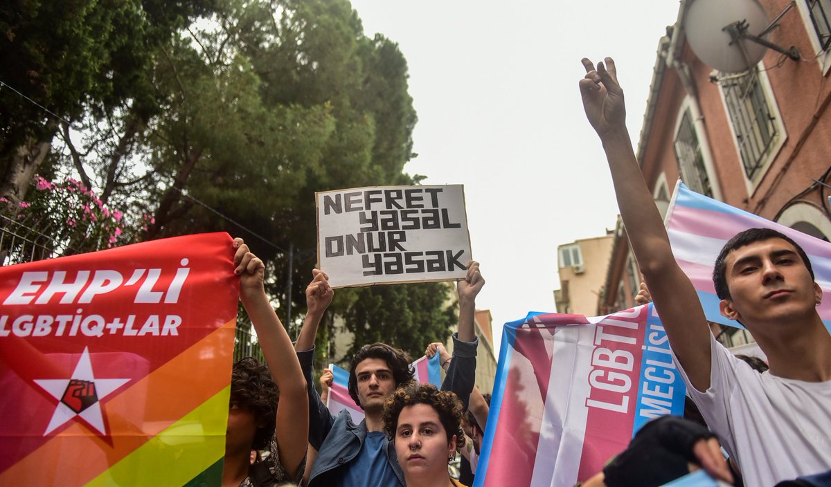 zeynokuray's tweet photo. #Pride2023
#TransOnurYürüyüşü
#DönmeyizBuradayız https://t.co/hm3RQs52pE