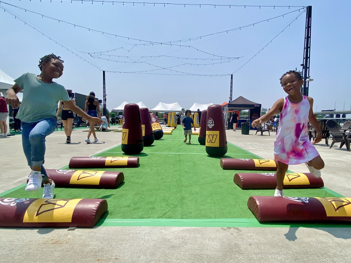 TheWharfDC's tweet image. Thanks to Washington Alumni Khary Campbell for joining us at Family Fun Day at #TheWharfDC today. Come test your skills on the @Commanders Play60 Obstacle Course! 🏈 #CommandForce #Commanders #StrongDadsDC