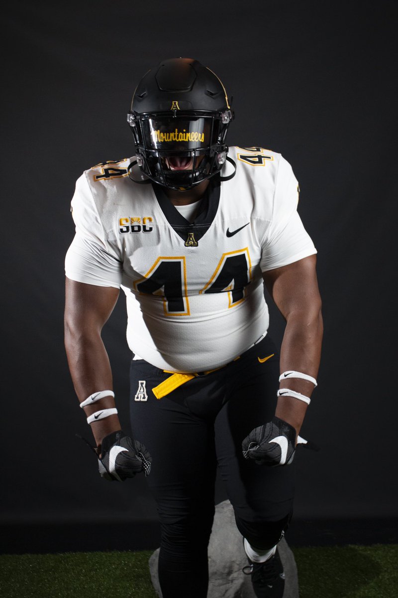 I’M HOME 🟡⚫️ #GoApp #GoNeers <a href="/coach_sclark/">Shawn Clark</a> <a href="/Coach_Cab/">Victor Cabral</a> <a href="/coach_sloan/">Coach Scot Sloan</a> <a href="/WestlakeFB1/">Westlake Football</a> <a href="/JSrofe/">John Srofe</a> #RockBoyz24