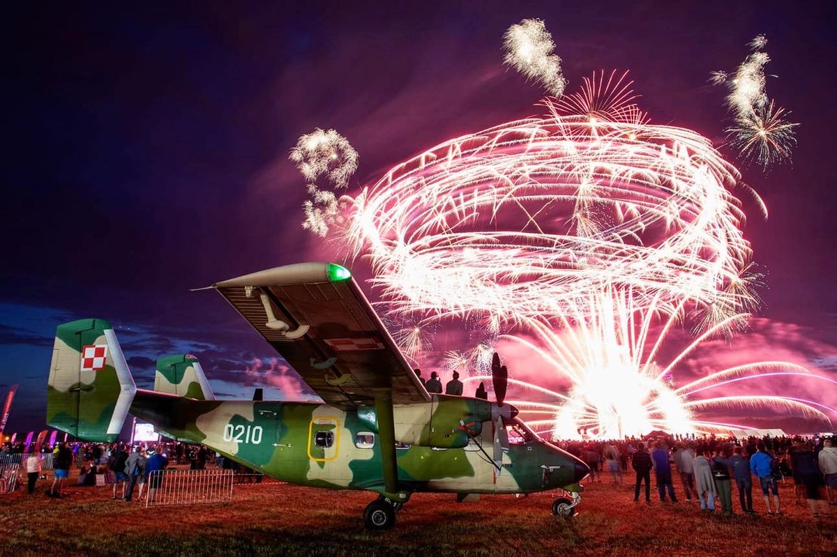 ✈️ M-28 Bryza na tle wyjątkowego podniebnego spektaklu podczas finału Antidotum Airshow Leszno 2023 ❤️

📸 Michał Adamowski

<a href="/DGeneralneRSZ/">Dowództwo Generalne</a> ✈️🇵🇱