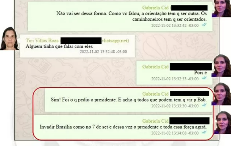 ThiagoResiste's tweet photo. BOMBA-ATÔMICA!!! Mensagens de Gabriela Cid, esposa do tenente-coronel Cid, mostram que o mentor de tudo foi BOLSONARO!!

Ele quem mandou orientarem caminhoneiros e que invadissem Brasília!!

Prisão é INEVITÁVEL!! A PF chegou no chefão da quadrilha!!

Hoje é TIC-TAC, amanhã é TOC-TOC!!
