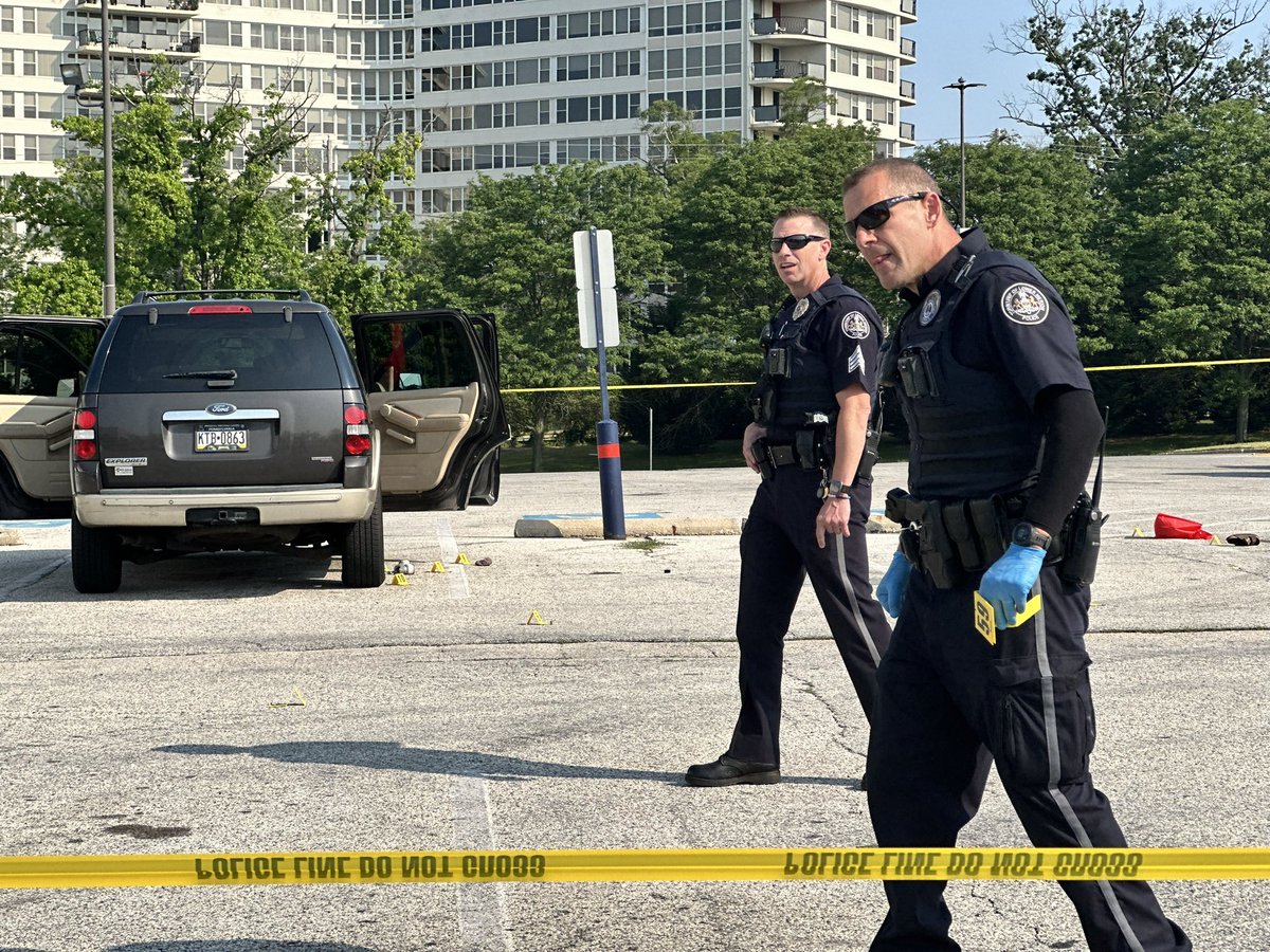 Jclaud97's tweet photo. 6 year old took a gun shot wound to the foot and a 31 year old man gun shot wound to the abdomen and back earlier this morning in Lower Merion Montgomery PA
•
•
•
#shooting #crimescene #gunshotwounds #journalism #videojournalism #policeofficers #detectives #Pennsylvania https://t.co/Y3zZLVGUmX