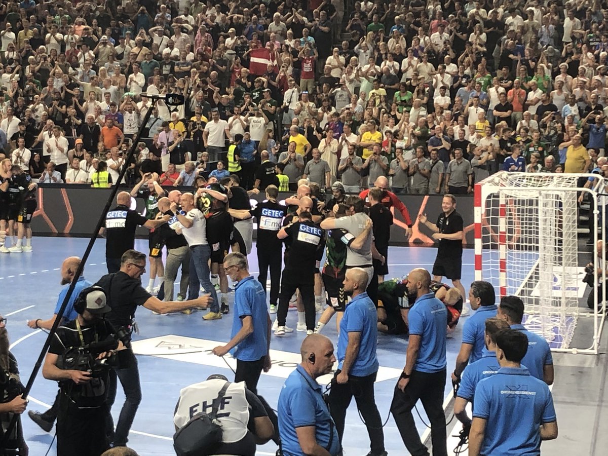 GoldmannBjorn's tweet photo. 30:29 nach Verlängerung: Der @SCMagdeburg besiegt @kielcehandball und gewinnt die  @ehfcl. #ehfcl #ehffinal4 https://t.co/nmLINA2twO