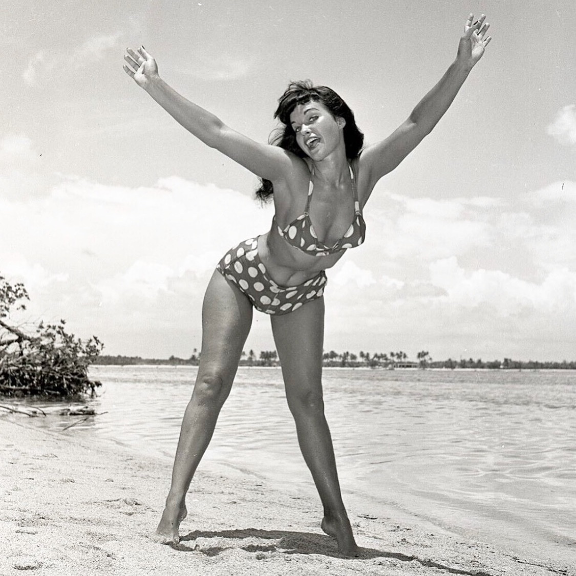 🤗Big hugs from Bettie for all you amazing daddios! 💞 Happy Father’s Day!! 💋😘

#pinup #bettiepage #bunnyyeager #1950s #pinupstyle #beachbettie