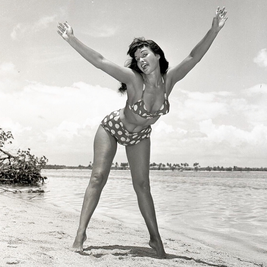 🤗Big hugs from Bettie for all you amazing daddios! 💞 Happy Father’s Day!! 💋😘 #pinup #bettiepage #bunnyyeager #1950s #pinupstyle #beachbettie https://t.co/gbMCQsPopy