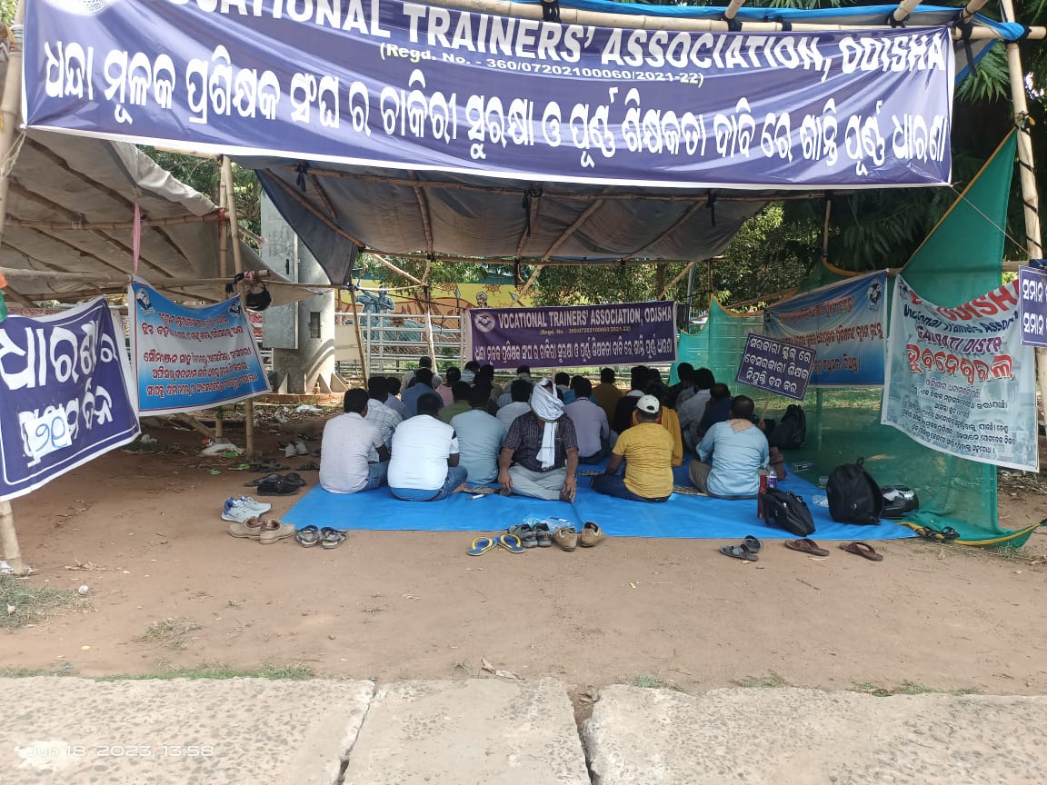 TANMAYA61277352's tweet photo. @CMO_Odisha @Naveen_Odisha ଓଡ଼ିଶାର ଧନ୍ଦାମୂଳକ ପ୍ରଶିକ୍ଷକ ମାନଙ୍କ ଆନ୍ଦୋଳନ ସମୟରେ ମୁହଁ ଦେଖାଇବା ସମ୍ଭବ ନୁହେଁ କାରଣ ମୁହଁ ଦେଖି ଚାକିରୀରୁ ବାହାର କରାଯାଉଛି । 
#RemoveVtpSaveVt
ସରକାରୀ ବିଦ୍ୟାଳୟ ରେ ବେସରକାରୀ ଶିକ୍ଷକ ନିଯୁକ୍ତି କୁ ବିରୋଧ କରିବା କଣ ଭୁଲ ??
ଚାକିରୀ ସୁରକ୍ଷା ମାଗିବା କଣ ଆମ ଭୁଲ ??
@MoSarkar5T @OSEPA_Official @SMEOdisha https://t.co/3WHM7ZJRv6