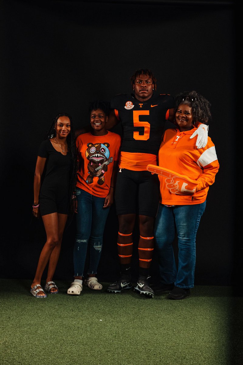 KamarionFrankl1's tweet photo. Great visit🧡 @coachg76 @CoachDL98 @RobertAyersJr @coachjoshheupel @Vol_Football https://t.co/9UeWDR963c
