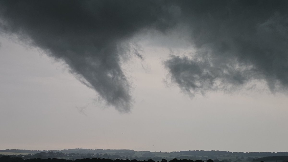 _John_Saunders's tweet photo. @Hudsonweather ominous swirling clouds got lower and lower... Mexborough, Doncaster. https://t.co/PAG7Xf3l02