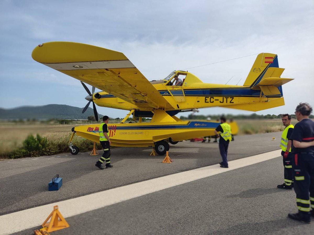 ibanat_IB's tweet photo. Celebram que el pilot de l'avió de l'#OIFF que ha tengut un incident mentre aterrava a l'aeroport d'Eivissa n'hagi sortit ilès.
L'aparell ben aviat tornarà a estar operatiu. Gràcies a tots els qui han col▪︎laborat en resoldre la incidència https://t.co/tFCyaSQcC1