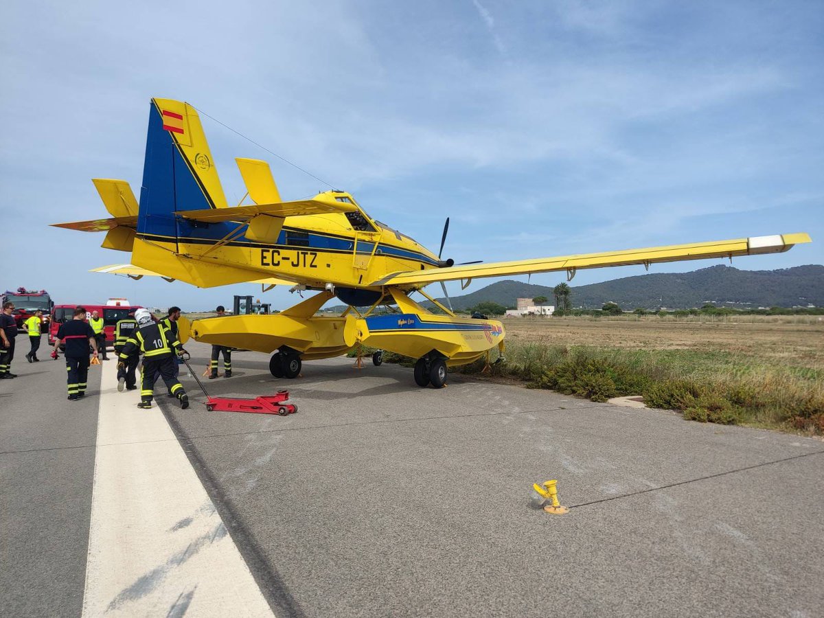 ibanat_IB's tweet photo. Celebram que el pilot de l'avió de l'#OIFF que ha tengut un incident mentre aterrava a l'aeroport d'Eivissa n'hagi sortit ilès.
L'aparell ben aviat tornarà a estar operatiu. Gràcies a tots els qui han col▪︎laborat en resoldre la incidència https://t.co/tFCyaSQcC1