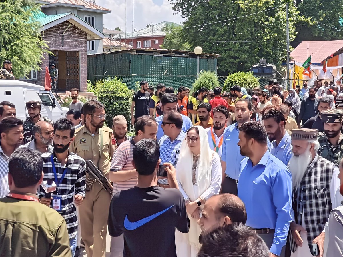 drdarakhshan's tweet photo. At #Anantnag today: The enthusiasm of the people for BJP is thrilling. Those who are living in fool's paradise are saying that nobody supports BJP in Kashmir. I invite them to such events happening throughout the valley. 
"BJP is the future in Kashmir". 
@BJP4India 
@blsanthosh https://t.co/aIshtMEIMo