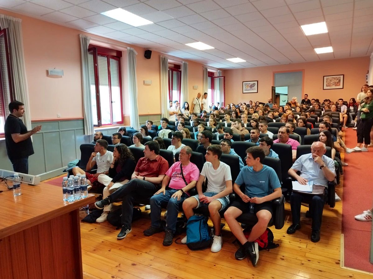 XabiCamino's tweet photo. Intensa jornada de precampamentos en Bilbao. Tiempo para la coordinación, la celebración de la fe y la convivencia entre los más de 120 animadores y salesianos que acompañaremos los campamentos del IEF en Logroño y Somalo. Gracias por este nuevo #VeranoSalesiano #AbrimosCaminos https://t.co/0JNhgFPMde
