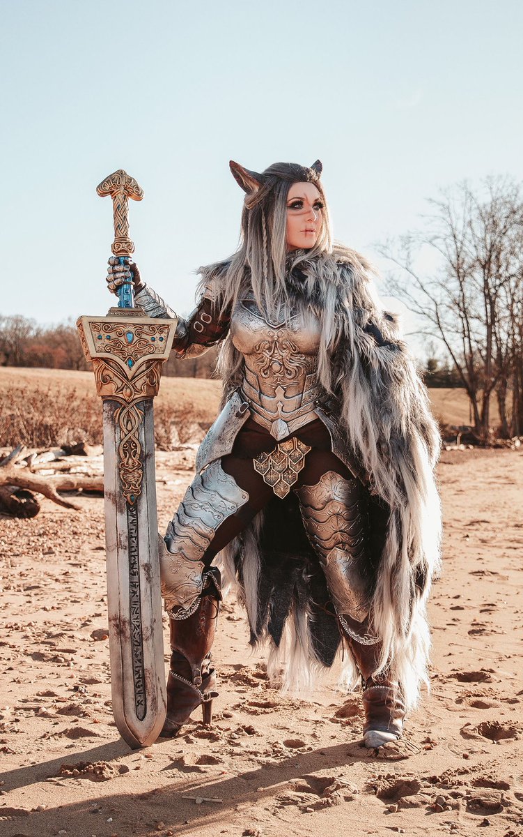 SHOW ME YOUR BIG SWORD COSPLAYS RIGHT NOW 🗡️😤 Costume and sword made by me! 💜 Photo: @worldofgwendana