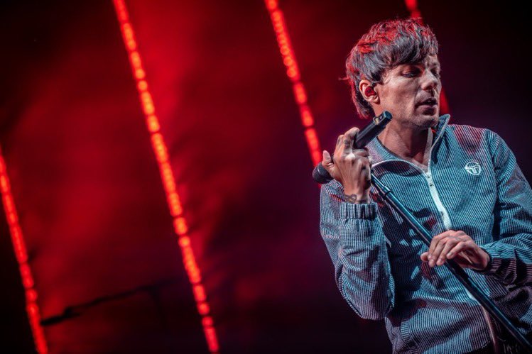 AOTVOnTour's tweet photo. Louis onstage at #FITFChicago #FITFWTChicago #FITFWorldTour if only it hadnโt been so windy in the Windy City we could have had tank top Louis in his full glory again.
๐ธ Aaron Bradley https://t.co/dIL0CtE0AV