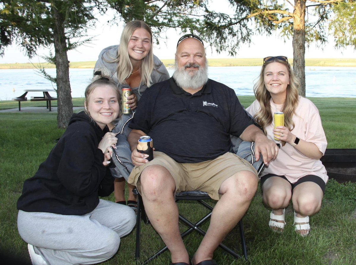 sarahmorter9's tweet photo. Happy Father’s Day to the best dad out there! ❤️ We are so lucky for everything you do. @mortZ33 https://t.co/reqNXEzTIP