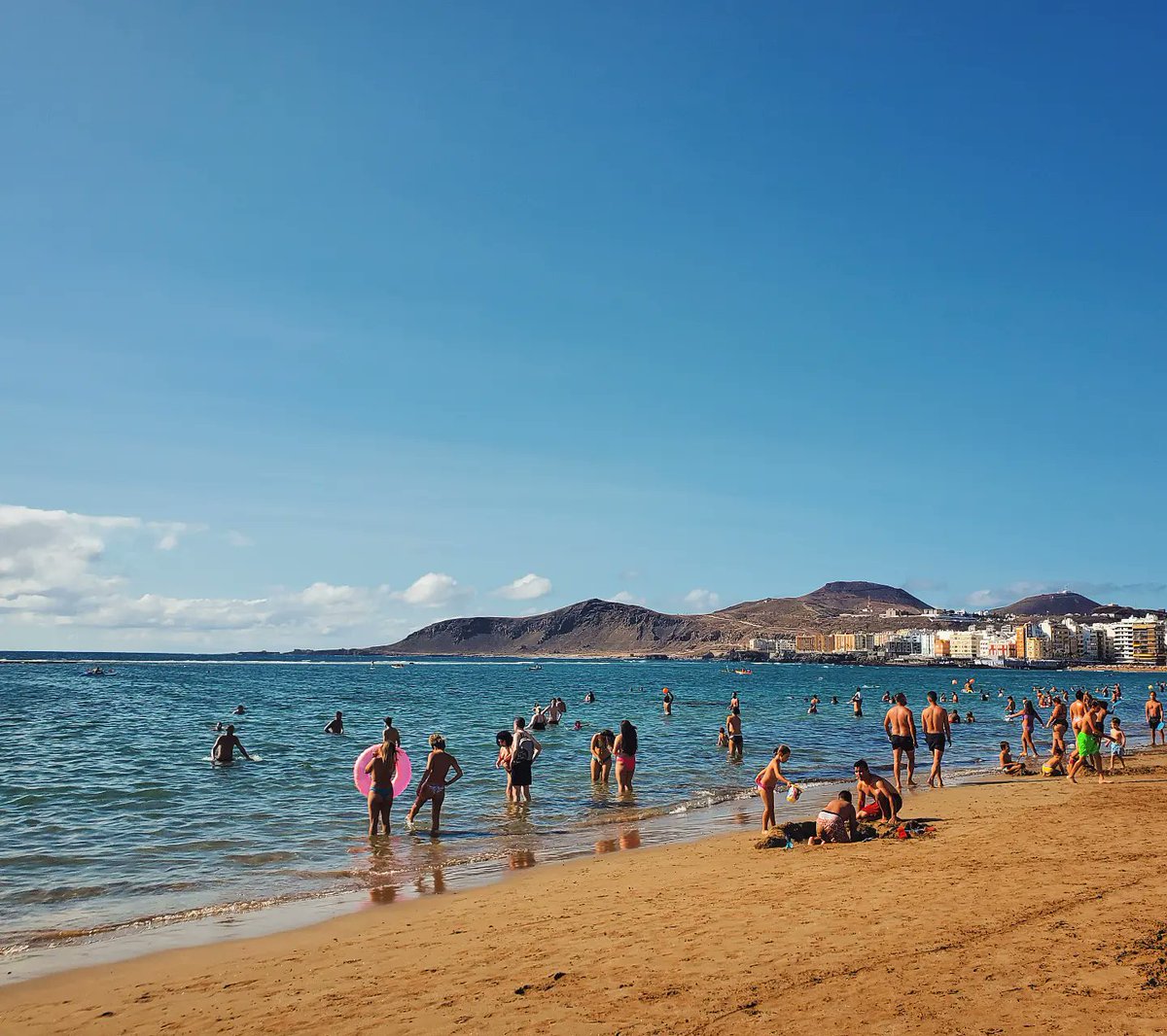 TomesAndTravel's tweet photo. Perfect blue skies 😍 @LasCanteras https://t.co/p2VscGUCyd https://t.co/wTqvDfFtuV