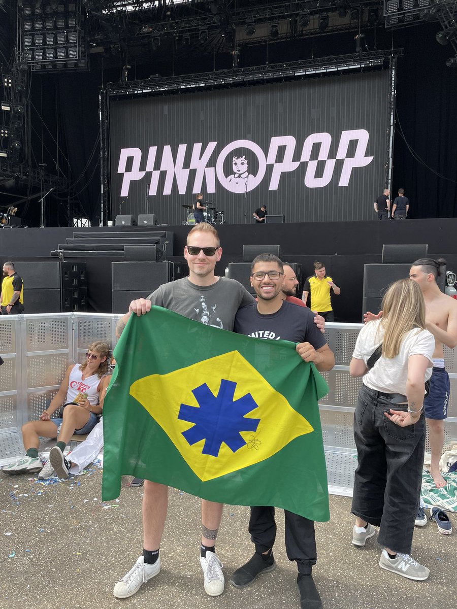 Around the world 🌍
🇩🇪🤝🇳🇱
🇳🇱🤝🇧🇷
Nice to meet you @ChiliPeppers friends 🔥🤘🏻♥️  #redhotchilipeppers #rhcp #pinkpop