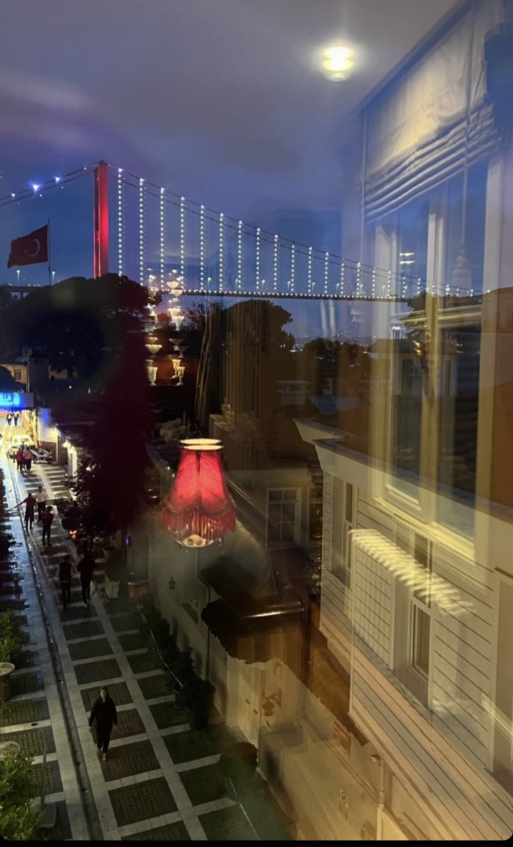ZLMMKA's tweet photo. Ne diyordu Sezen;
Beni sorarsan,şahitsiz suçlar gibi
Kınalı kanadı kırılmış kuşlar gibi
Yazı gelmeyen upuzun kışlar gibi
Unutulmuşlar diyarında düşünüyorum…
#İstanbul #ÖzLeMiss #Haziran #Gecce #Yaşamak https://t.co/siwXwWEKU8