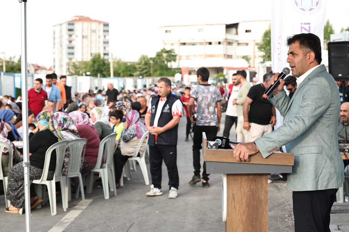 rustemtuysuz's tweet photo. Malatya battalgazi’de kurulan konteynır kent sakinlerimizle akşam yemeğinde bir araya geldik.

@erkankandemir 
@osmannnurika https://t.co/naCCHMH9gd