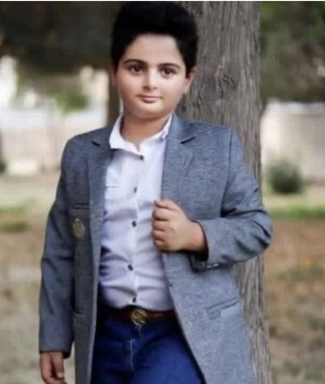 Rsheermohammadi's tweet photo. افشین ولی کودک بهایی ۱۲ ساله ای که کشته شد
تاریخ تولد ۱۳۵۷
تاریخ کشته شدن ۶۹/۳/۲۰
پزشکی قانونی اصابت شی سنگین به سر را علت مرگ تشخیص میدهد.
کیان پیرفلک ۹ ساله که کشته شد.
 تولد ۲۱ خرداد ۱۳۹۲
کشته شدن ۲۵ آبان ۱۴۰۱
دلیل مرگ : شلیک و اصابت گلوله

#داستان_ما_یکیست https://t.co/E1716CVLQk