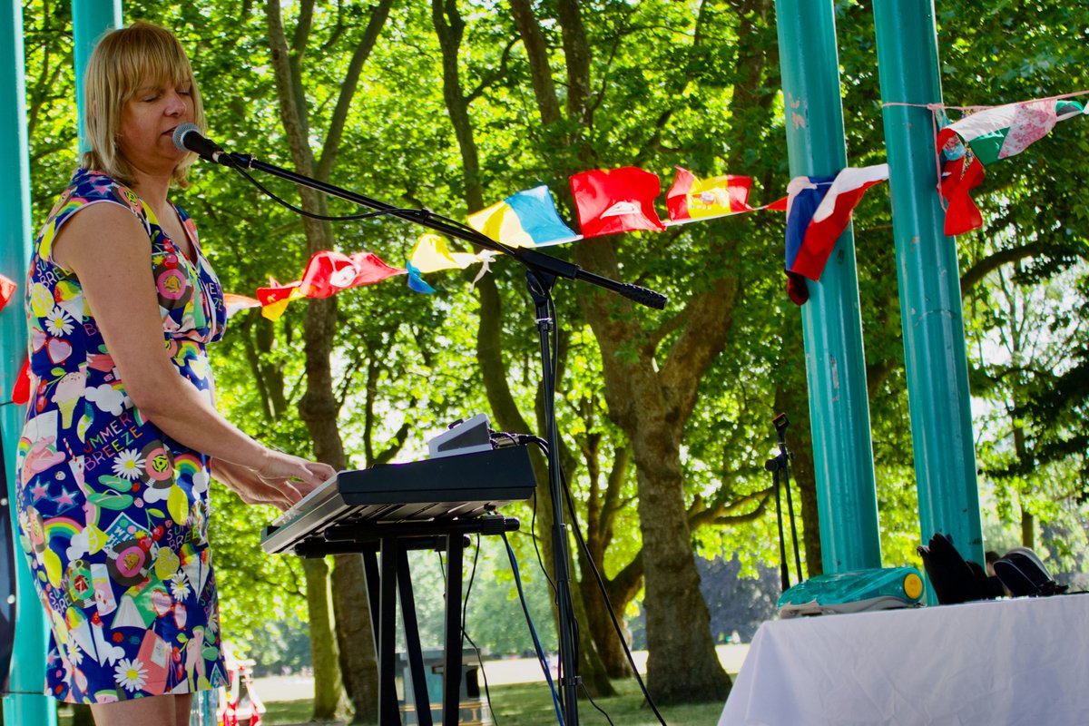 VickyParkFriend's tweet image. This Sunday - #Pride2023 Picnic  - @bleedingobvs (Host) / Music In Our Underpants / Archway Big Band / Alice Nicolls - bring a blanket, sunscreen, food/drink, children (Splash open) - Thanks VP Rangers @thevents @Savills VP  #MayorsCommunityWeekend @MayorofLondon @TNLComFund