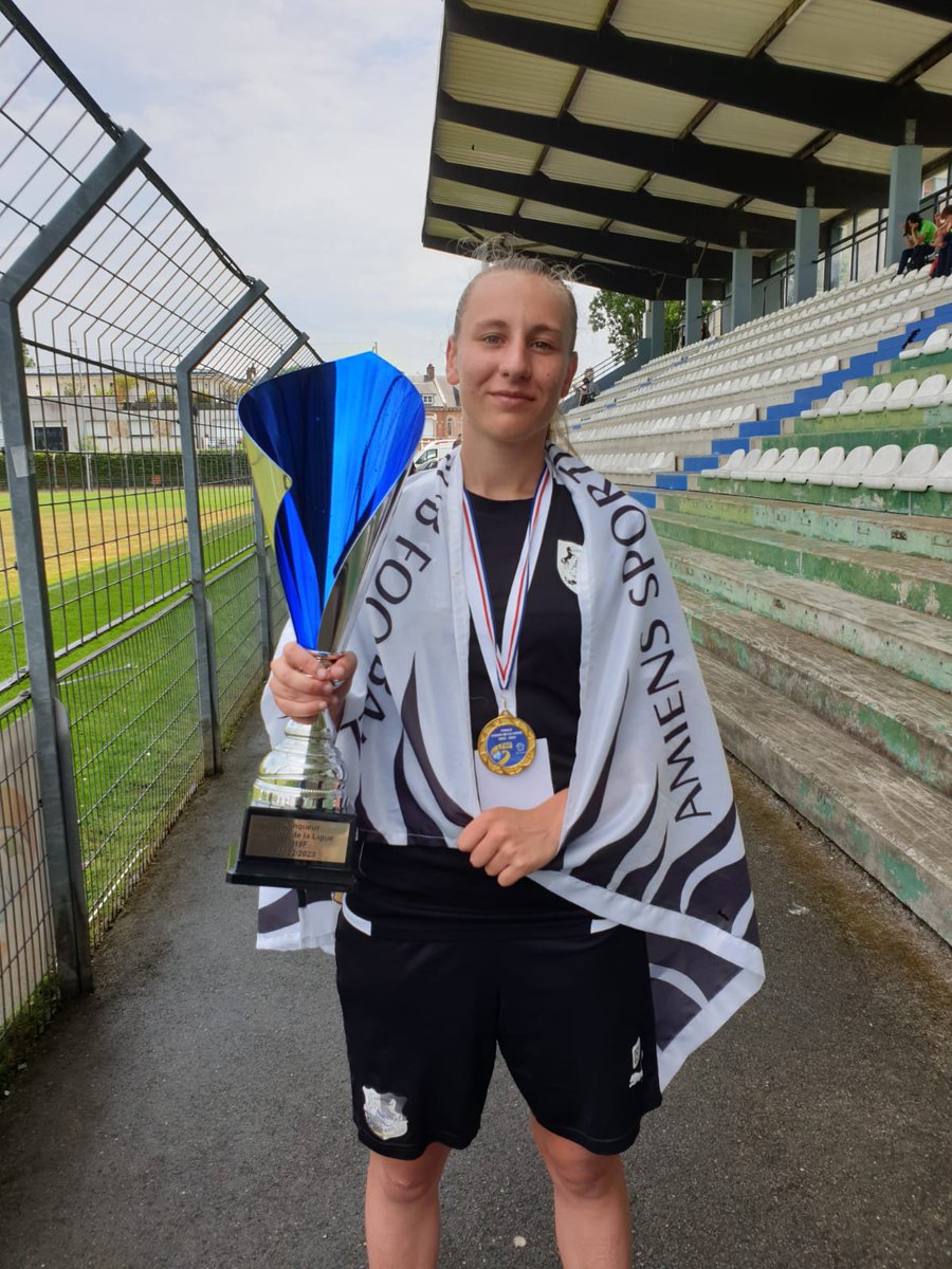 Mathilde_rgnd8's tweet photo. Championnes !!!!! 🤍🖤🎉 https://t.co/Adw2cHyqIG