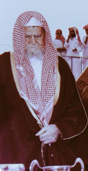 alsaleh_othman's tweet photo. #يوم_الاب_العالمي في مرض موته، كنت أتجاذب الحديث معه، فقلت له انصحني، قال لي والدي:
"عز نفسك يعزونك الناس"
ومن ذلك اليوم وأنا اتكيء عليها في حياتي، وأعتبرها اسلوب حياة كامل.

اللهم اغفر لوالدي عبدالله بن محمد الصالح ووالدتي شيخة بنت محمد الدخيّل واجمعني بهما في الفردوس الأعلى. https://t.co/uagtdSwI4k