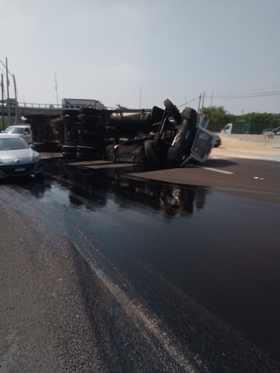 ChismitoJarocho's tweet image. #ChismitoJarocho 📷🎥 #ReporteVial Precaución en salida a Cardel a la altura del kilómetro 13.5 al norte de la ciudad y puerto de Veracruz, trailer volteado continúa generando tráfico lento @GN_Carretera @AyuntamientoVer @PatyYunes #VeracruzPuerto #Jarochos #Veracruz2023 @vialver