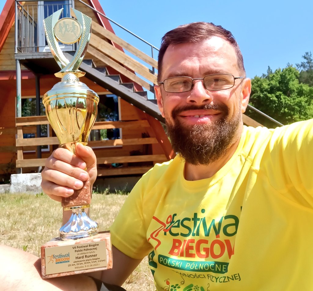 ABfotka's tweet photo. Statuetka Hard Runnera zdobyta! 💪🏻😁
To były intensywne 3 dni, podczas których przebiegłem prawie 53km! 😁
(5 biegów: 15, 10, 5, 21,1 i 1,6 km)
#runner #hardrunner #run #running #RunningMan #bearded #active #holiday #happy #smile #like https://t.co/9lgB4Dm7up