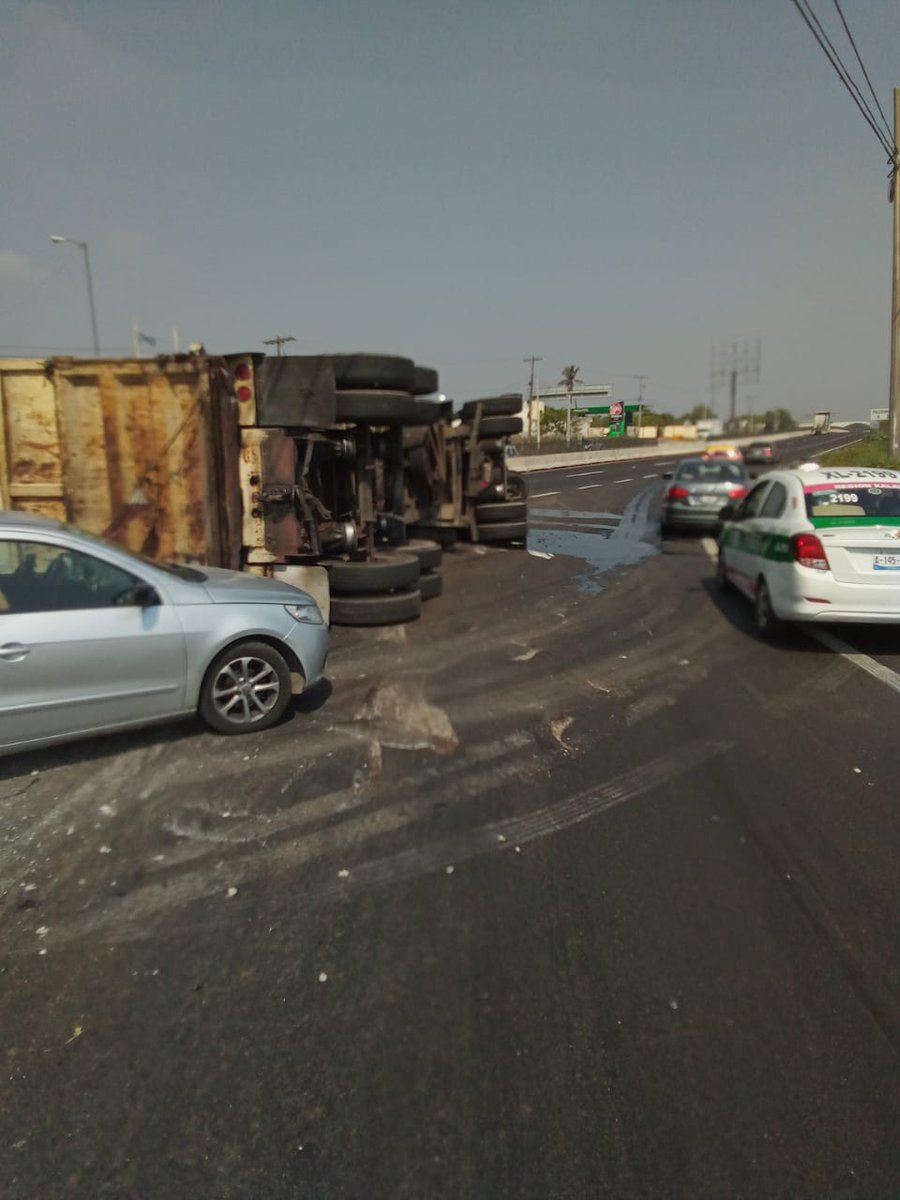 ChismitoJarocho's tweet image. #ChismitoJarocho 📷🎥 #ReporteVial Precaución en salida a Cardel a la altura del kilómetro 13.5 al norte de la ciudad y puerto de Veracruz, trailer volteado continúa generando tráfico lento @GN_Carretera @AyuntamientoVer @PatyYunes #VeracruzPuerto #Jarochos #Veracruz2023 @vialver