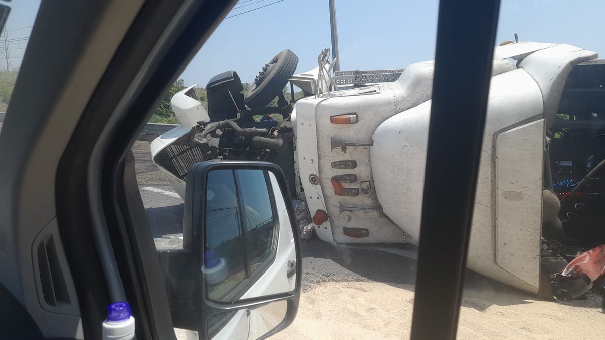 ChismitoJarocho's tweet image. #ChismitoJarocho 📷🎥 #ReporteVial Precaución en salida a Cardel a la altura del kilómetro 13.5 al norte de la ciudad y puerto de Veracruz, trailer volteado continúa generando tráfico lento @GN_Carretera @AyuntamientoVer @PatyYunes #VeracruzPuerto #Jarochos #Veracruz2023 @vialver