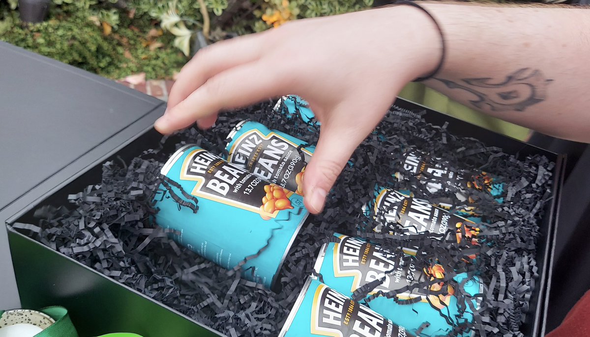 staceyvnext's tweet photo. @JezCorden @HeinzUK Some pics of @JezCorden with the box of Heinz Baked Beans https://t.co/to6combPzF