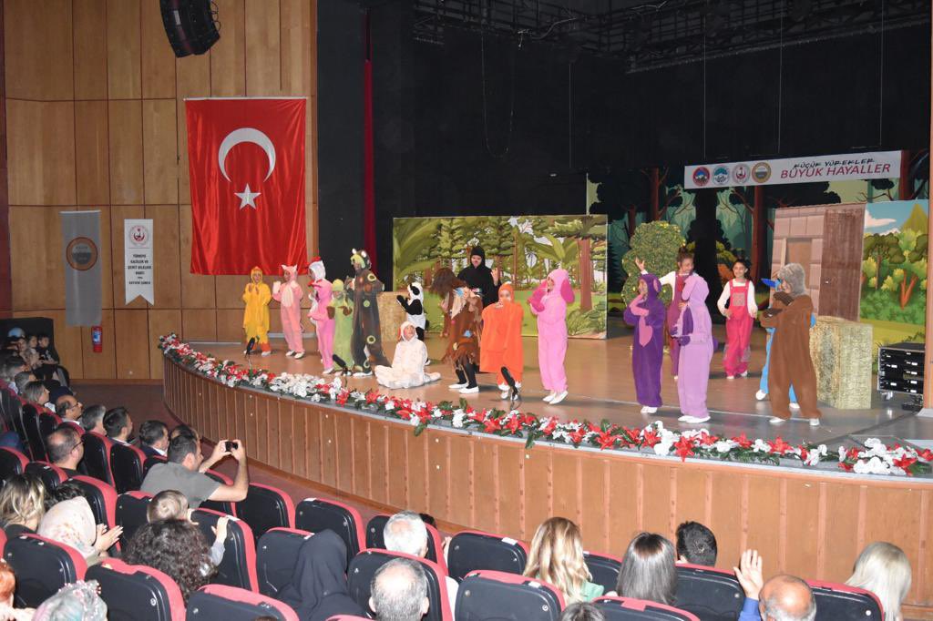 gokmen_cicek_'s tweet photo. Tamamı şehit ve gazi çocuklarından oluşan Valiliğimiz ve Şehit  ve Gazi Aileleri vakfı Kayseri şubesi destekleriyle oluşturulan tiyatro kulübümüz Küçük  Yürekler  Büyük Hayaller  5 aylık çalışmalarının ardından ilk tiyatro oyunlarını sergilediler.Gösterdikleri üstün performansla bizleri büyüleyen kahramanlarımızın evlatlarını yürekten tebrik ediyorum...