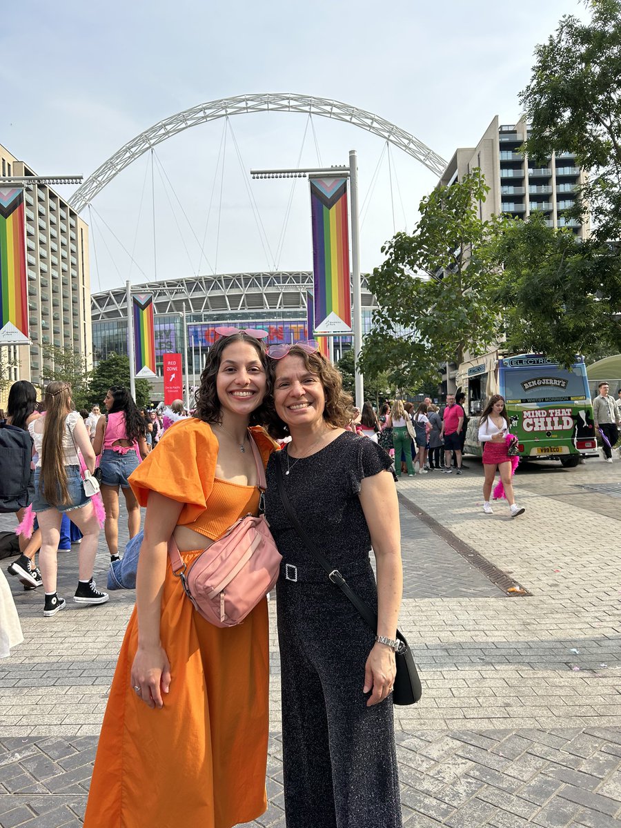 adrigamboa_00's tweet photo. Wembley Night 4 you were unforgettable🌈💗 #HSLOT #hslotwembleyn4 https://t.co/oeLVaBPSkx