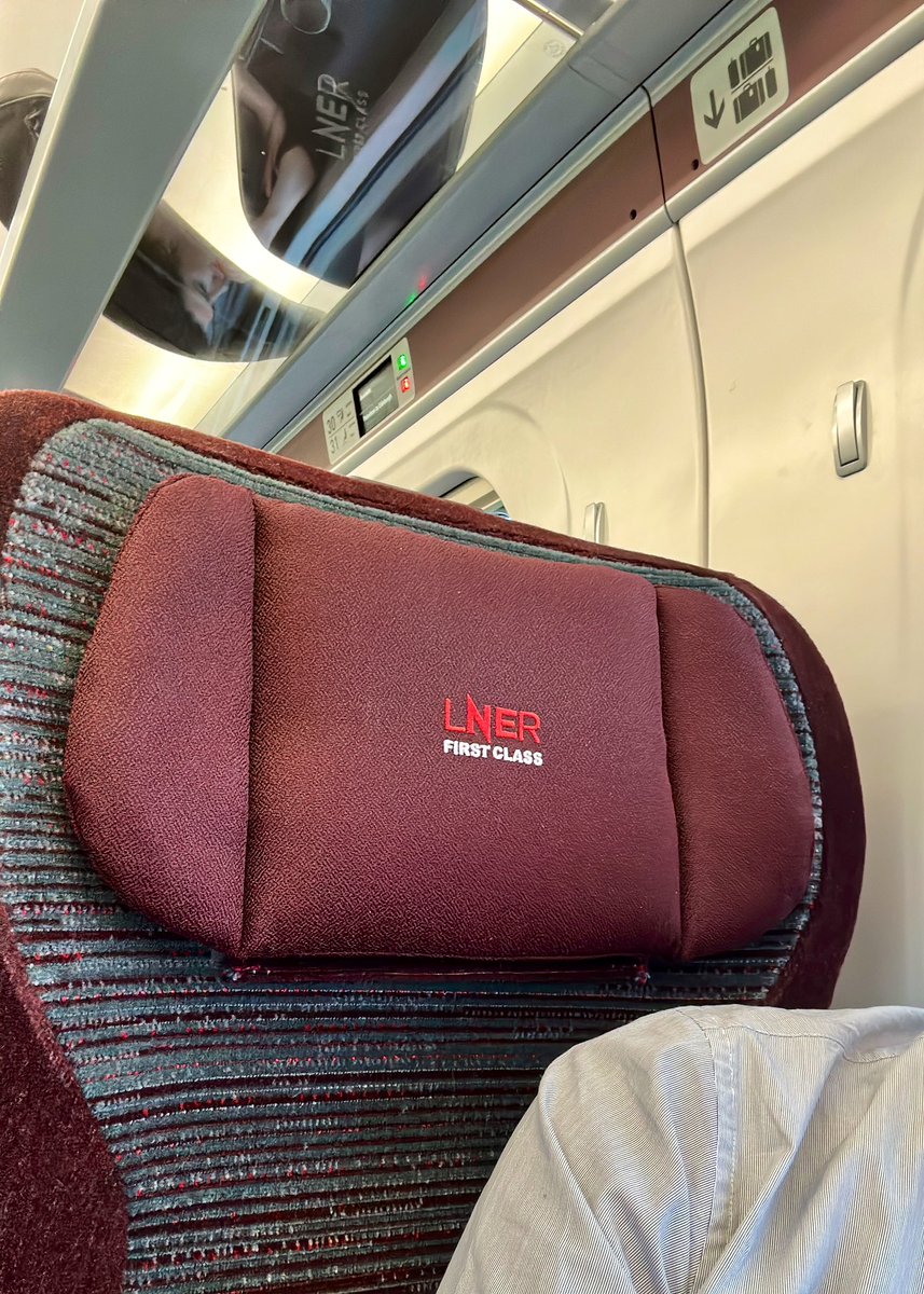 mdeslau's tweet photo. @LNER kudos on new first class headrests; so much better, way more comfortable, a huge upgrade 👏🏻 👏🏻 👏🏻 https://t.co/KudCRIXAqF