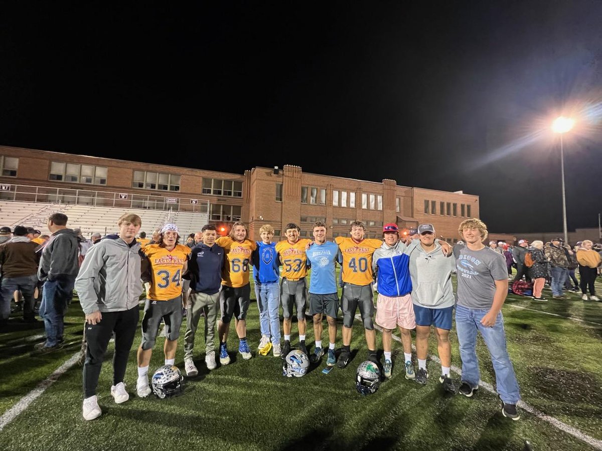 FallsBison's tweet image. A Football Family!! 🦬 🏈 Great Run @BrendanLockart @DevossWyatt @RafeLongin. Congratulations on Great Bison Careers.