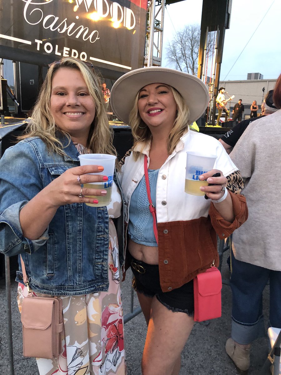 @AshleyMcBryde Thank You @AshleyMcBryde for coming to the @rossfordrec 👢🎶🍻 #RossfordOhio #AshleyMcBryde #RossfordMusicFestival #125thAnniversary #BestFriendNightOut