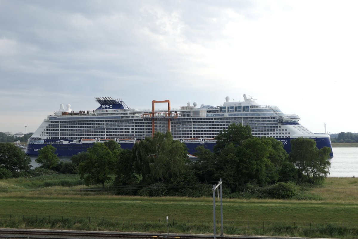 MoonMaassluis's tweet photo. Ze liet weer flink van zich horen de Celebrity Apex.
#maassluis
#behoudenvaart
#hetscheur
#celebrity
#CelebrityApex
#cruise https://t.co/5LXUpQsTYo