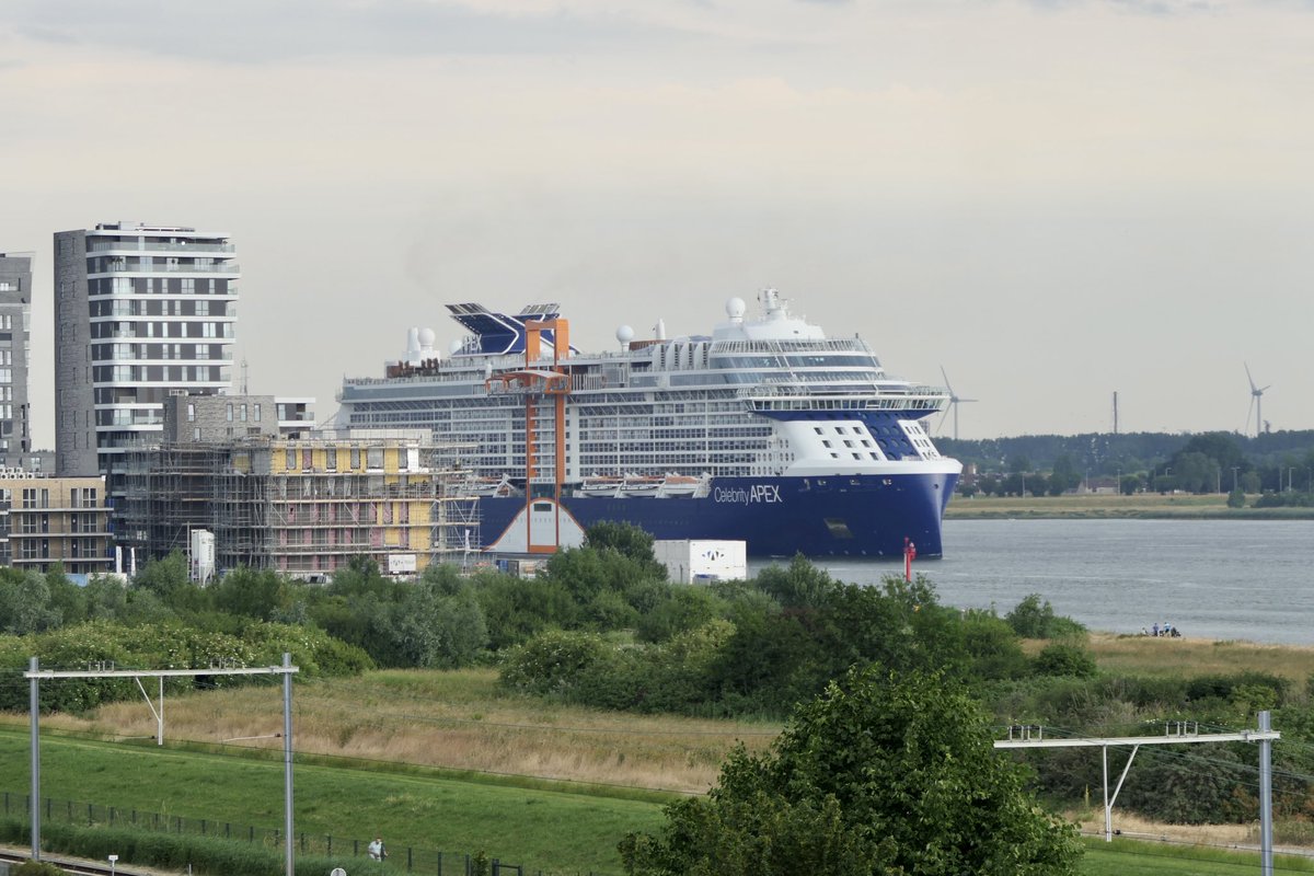 MoonMaassluis's tweet photo. Ze liet weer flink van zich horen de Celebrity Apex.
#maassluis
#behoudenvaart
#hetscheur
#celebrity
#CelebrityApex
#cruise https://t.co/5LXUpQsTYo
