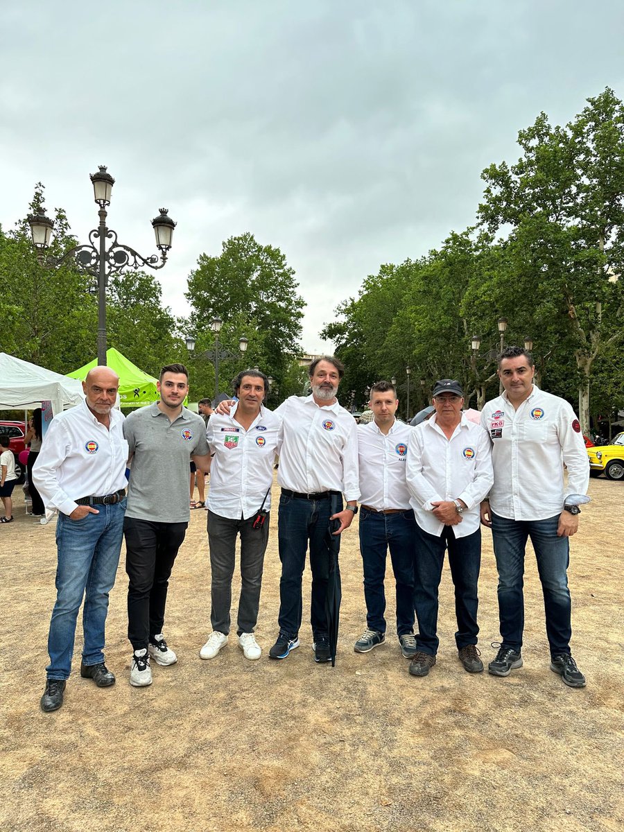 EscGranada499's tweet photo. X Festival motor por la vida en Granada, en el que contábamos con casi 90 vehículos clásicos, de competición y Porsche en el mítico Paseo del Salón https://t.co/Q5fLyyR6wq
