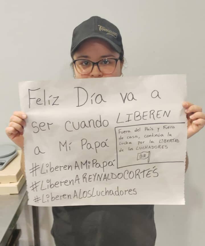 Bandera_Roja's tweet photo. ES INOCENTE | Reynaldo Cortés, revolucionario, Sec. Gral. de @BRGUARICO y del Consejo de Trabajadores de @SoyCTV, tiene casi un año preso por órdenes de un juez corrupto. 
Su hija, desde el exterior, exige su libertad hoy #DiaDelPadre

#LiberenAReynaldo 

#LiberenALosLuchadores https://t.co/0D1SBbxHyv