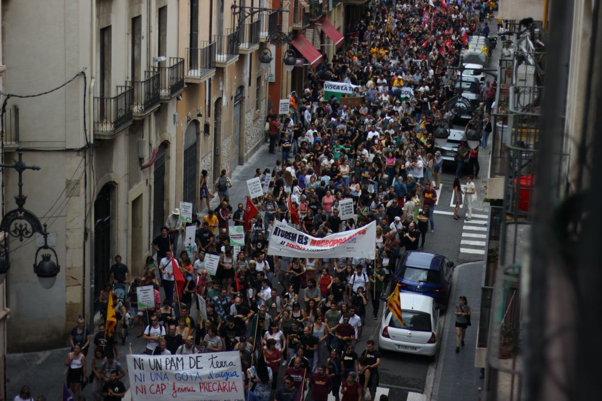 AturemHardRock's tweet photo. ➕4.000 PERSONES PER DEFENSAR LA TERRA I LLAURAR EL FUTUR A TARRAGONA! 

✊🏽 És un dia històric pel Camp i Terres de l'Ebre. Milers de persones i desenes d'organitzacions unides per una causa comuna. 

🔥Tombem aquest sistema de merda i llaurem l'alternativa!

#18JLlauremElFutur https://t.co/IscMu6RTz7