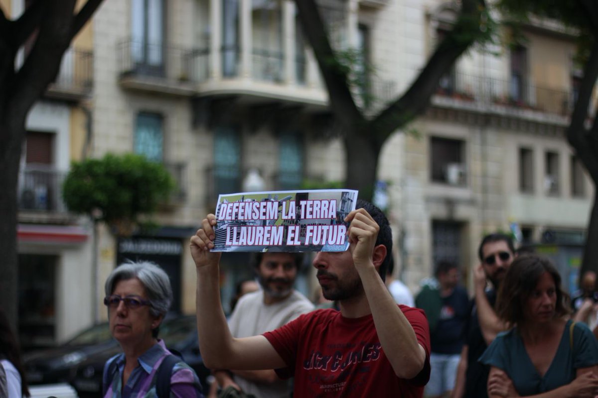 ➕4.000 PERSONES PER DEFENSAR LA TERRA I LLAURAR EL FUTUR A TARRAGONA! 

✊🏽 És un dia històric pel Camp i Terres de l'Ebre. Milers de persones i desenes d'organitzacions unides per una causa comuna. 

🔥Tombem aquest sistema de merda i llaurem l'alternativa!

#18JLlauremElFutur