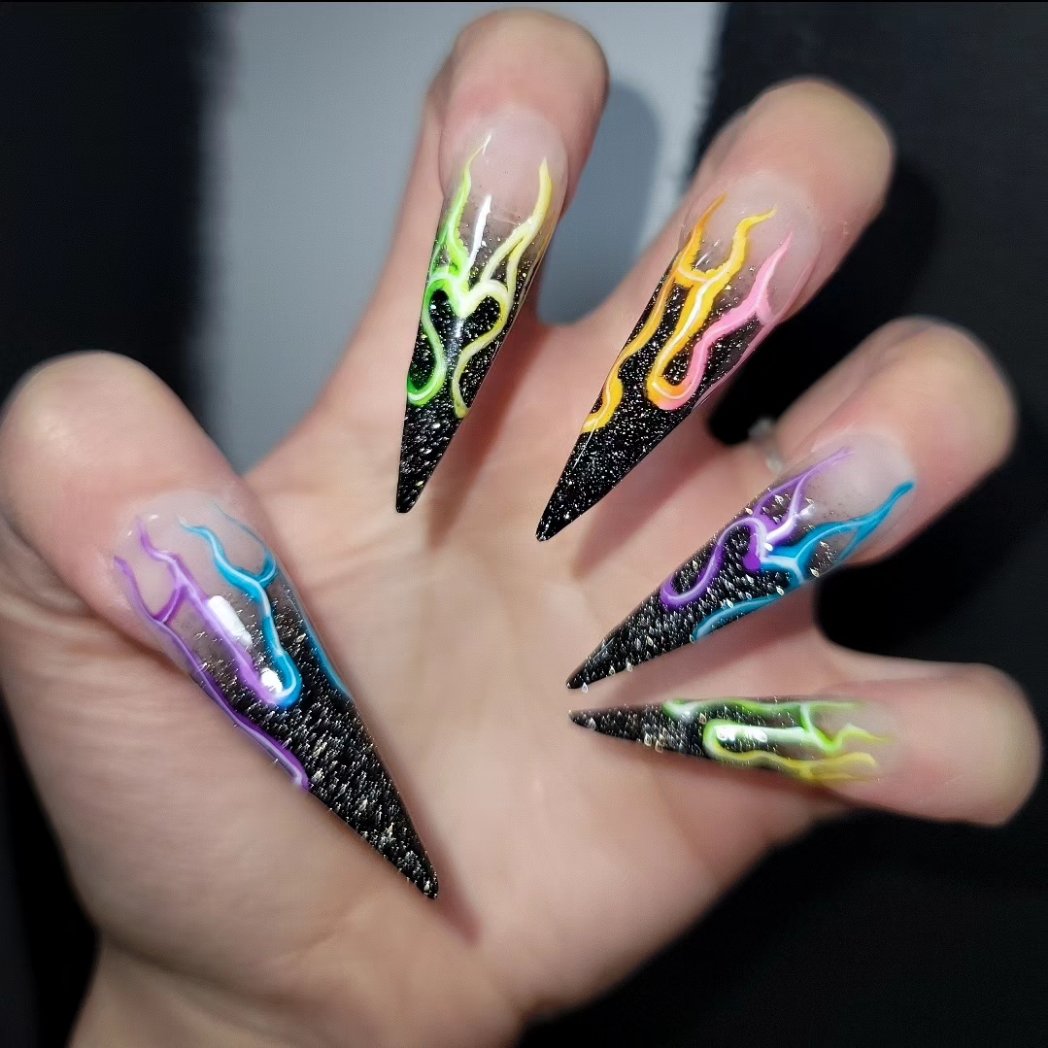 DeadGirlClaws's tweet photo. Twin Flame without📷 and with flash on📸. https://t.co/CN7LZH6sQ3