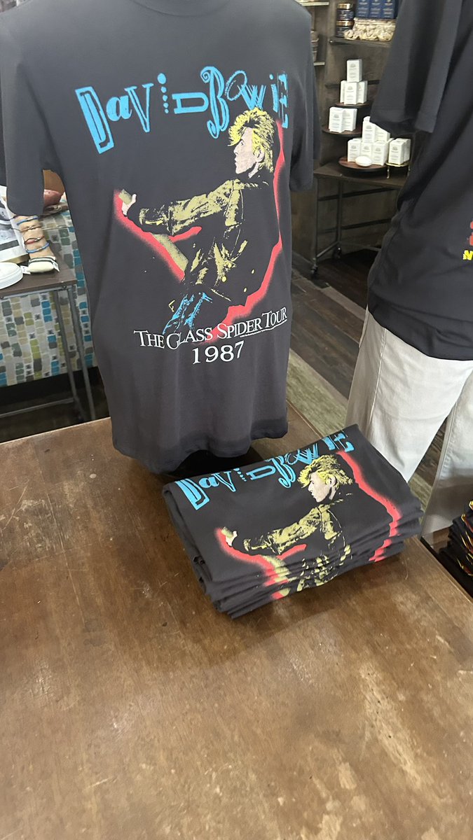 Mike02022200's tweet photo. I should buy a bowie shirt https://t.co/UqU3fSr8Ah