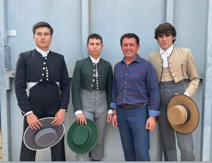 Hoy en Barbastro clase práctica con años alumnos de la Escuela de la <a href="/ptaurinaoscense/">Peña Taurina Oscense</a> <a href="/JorgeMallen/">Jorge Mallén</a>  Ignacio Bone (dos orejas) y Héctor Marco (oreja). Con ellos el Director de la Escuela Ricardo Aguin "El Molinero". Gran tarde de toros a orillas del Vero.