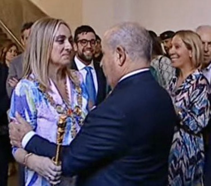 MrFinchAtticus1's tweet photo. - Marifran, mucha suerte y recuerda : “El que no tié parné, jasta las moscas se jiñan en él.”

- (Aaayyy el payo, malfario me ha echao, en dos años fuera estoy) https://t.co/IMHUfMUNBR