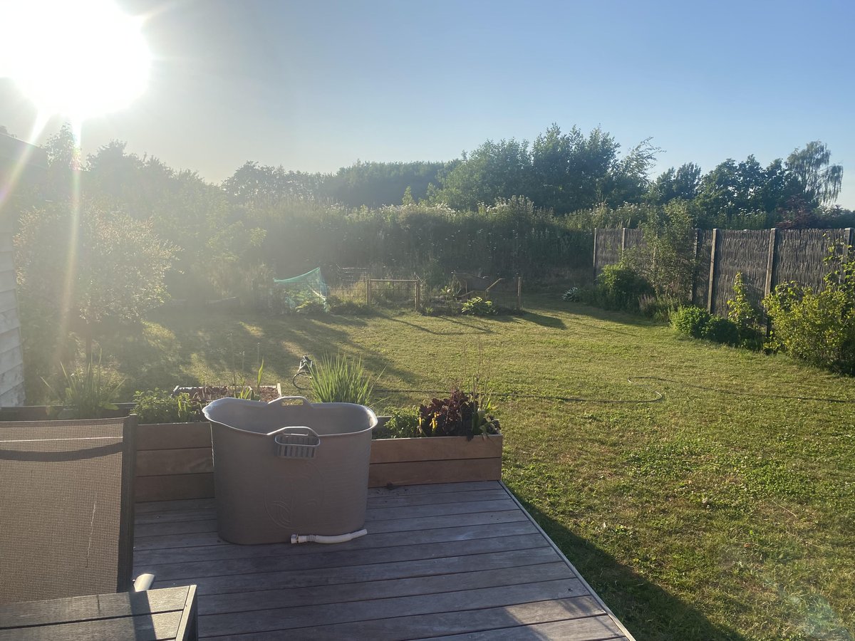 DanielBroe7's tweet photo. Cooling of with an ice bath in the backyard. 

If you wanna read a bit on ice bath in general, check out:

https://t.co/cEe0viABqv https://t.co/eTBGlQnT36