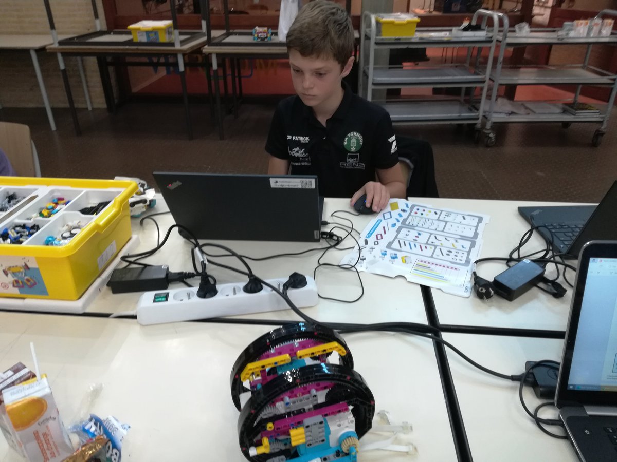 CDJTorhout's tweet photo. De laatste keer CoderDojo Belgium 10 jaar vieren, toch de laatste keer van dit seizoen! Gelukkig doen we ook volgend seizoen verder zodat we nog wat verder kunnen vieren😃!  #10ycdjbe #lego #LegoSpikePrime #python #3d #torhout #drone #lasercutting #microbit https://t.co/IlwQ1fs1g8